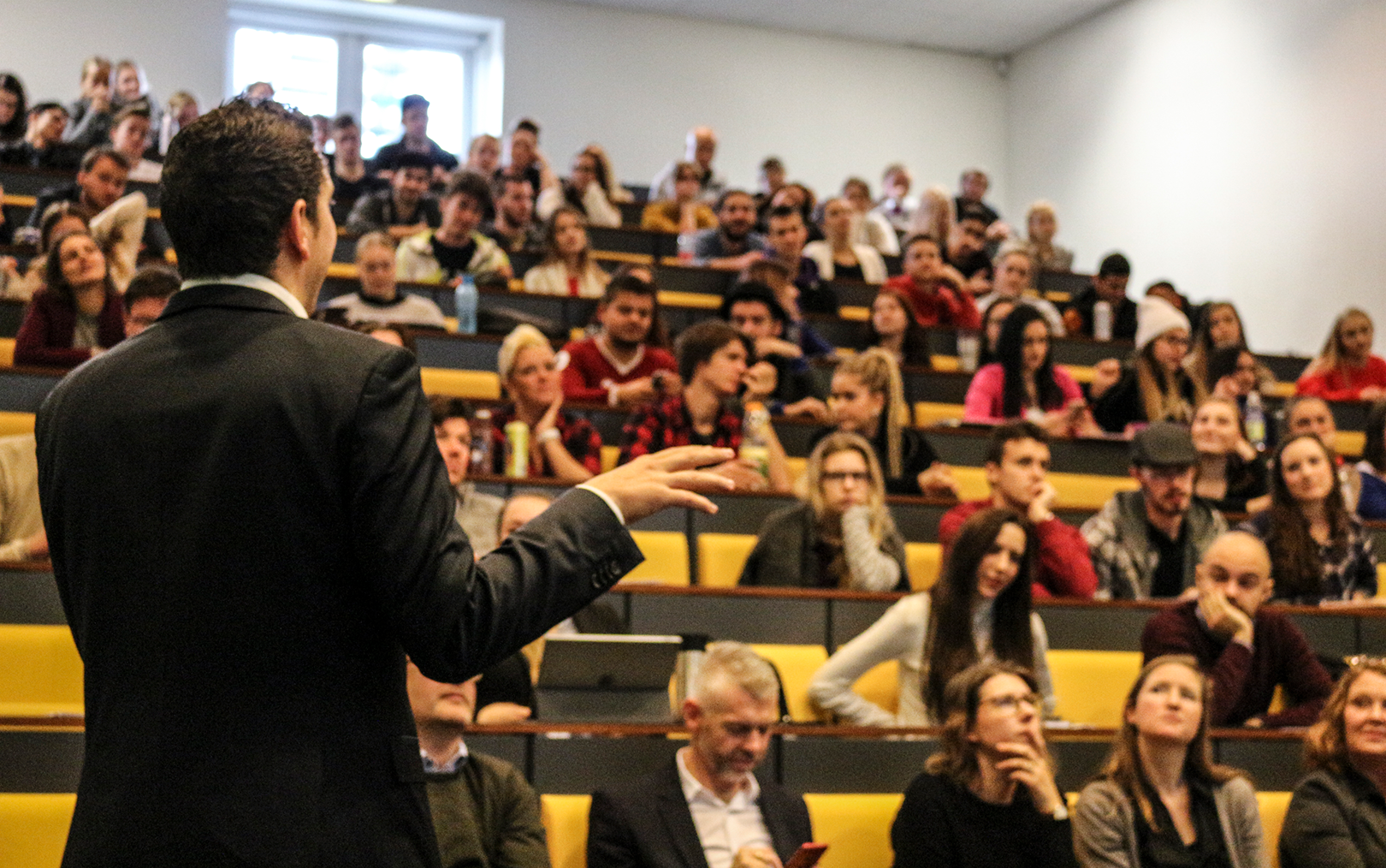 Christian Comwell underviser i auditoriet på erhvervsakademi Dania i Randers