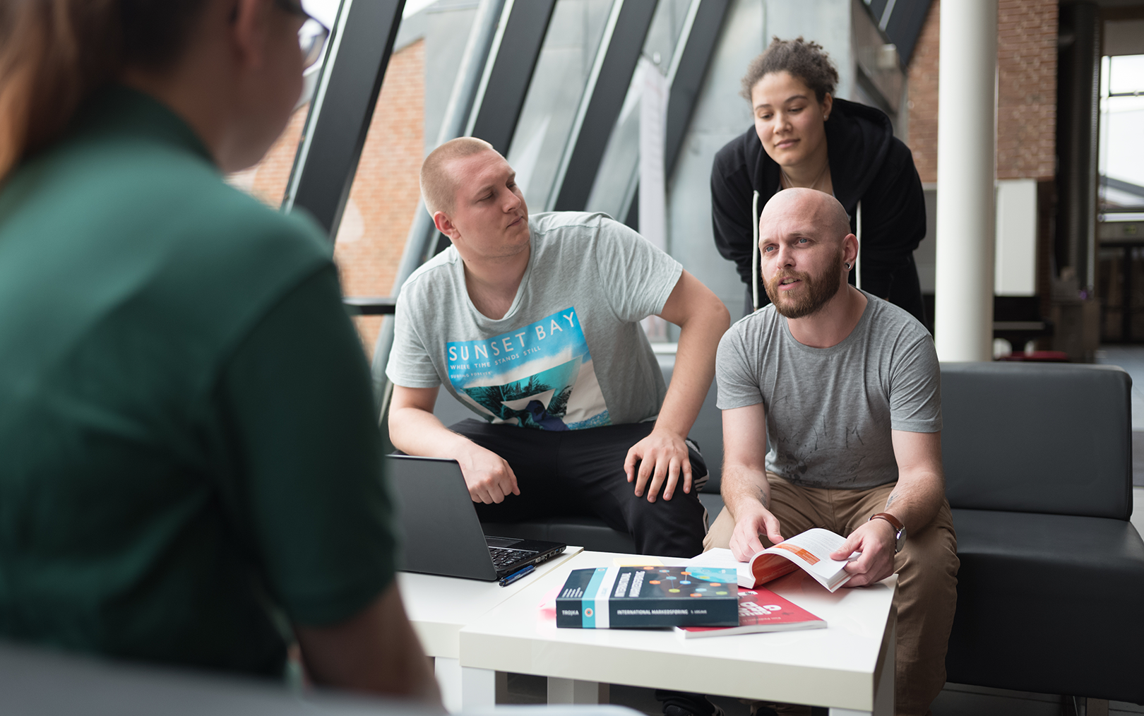 Studerende sidder i sofamiljø og taler