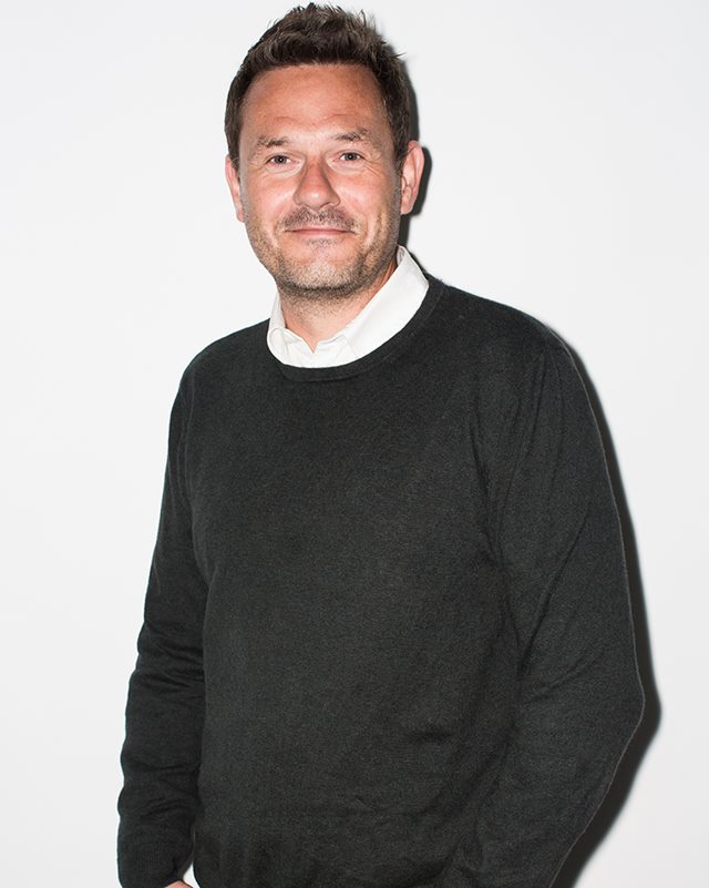 Mikkel Fledelius i sort trøje med hvid skjorte under