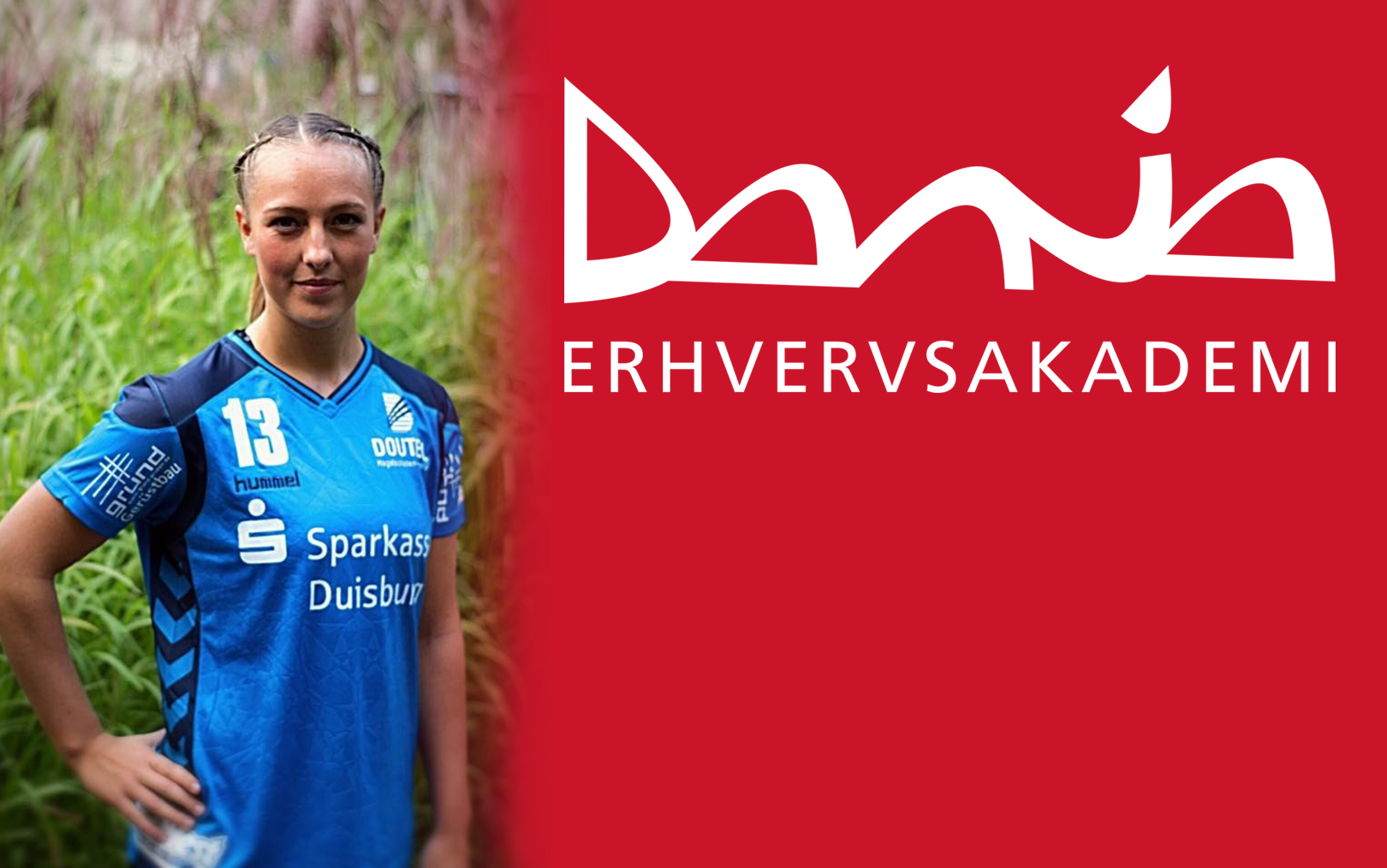 Håndboldspilleren Mie i blåt spillertøj med Danias logo ved siden af