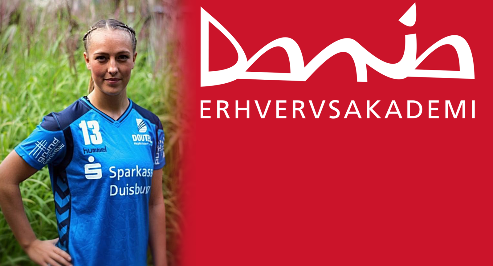 Håndboldspilleren Mie i blåt spillertøj med Danias logo ved siden af