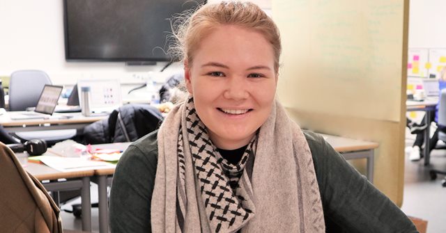 Markedsføringsøkonom Louise med mønstret tørklæde i klasselokale på campus Viborg