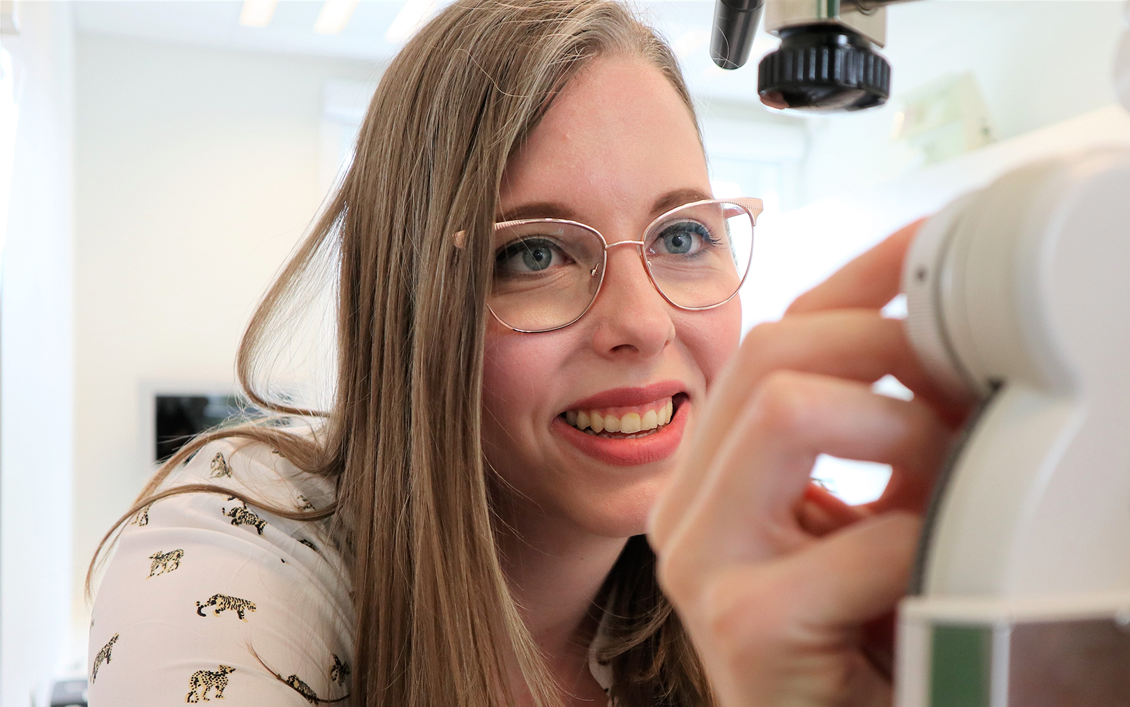 Marie Louise indstiller udstyr til at undersøge synet