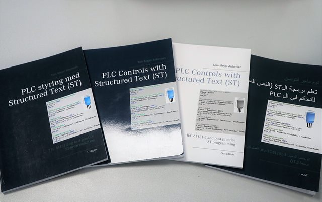 4 PLC-bøger lavet af underviseren Tom på 4 forskellige sprog