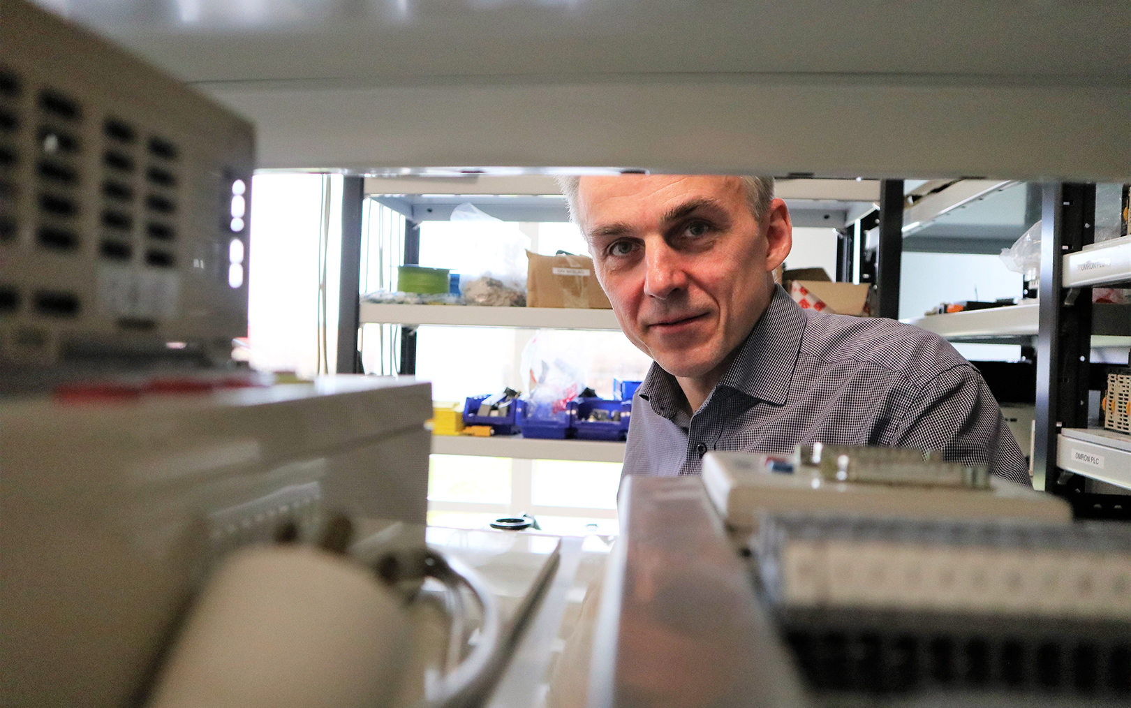 Tom kigger ud gennem hylder med automatiserings udstyr på