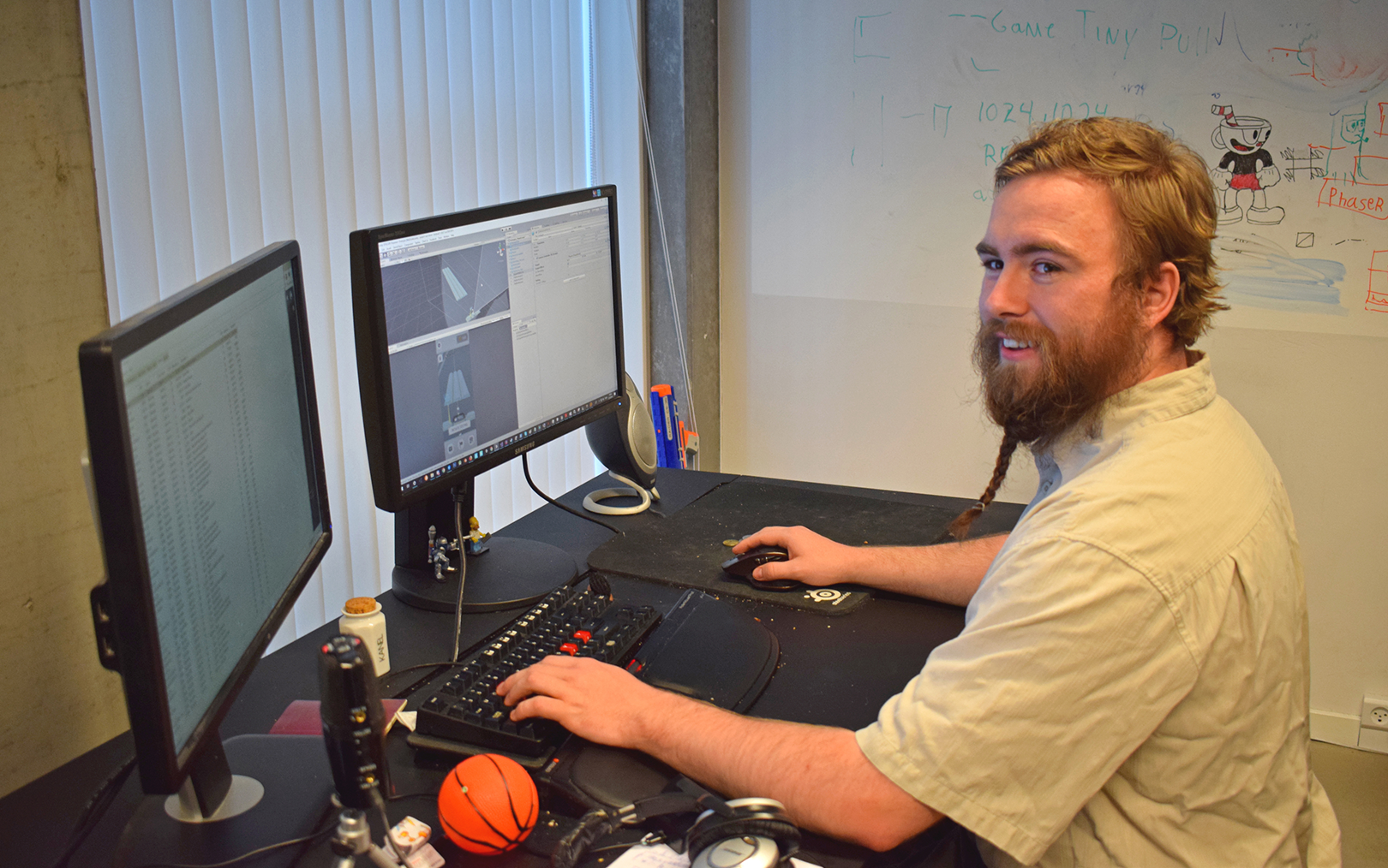 Datamatiker fra Dania siddende ved sin computer og to skærme