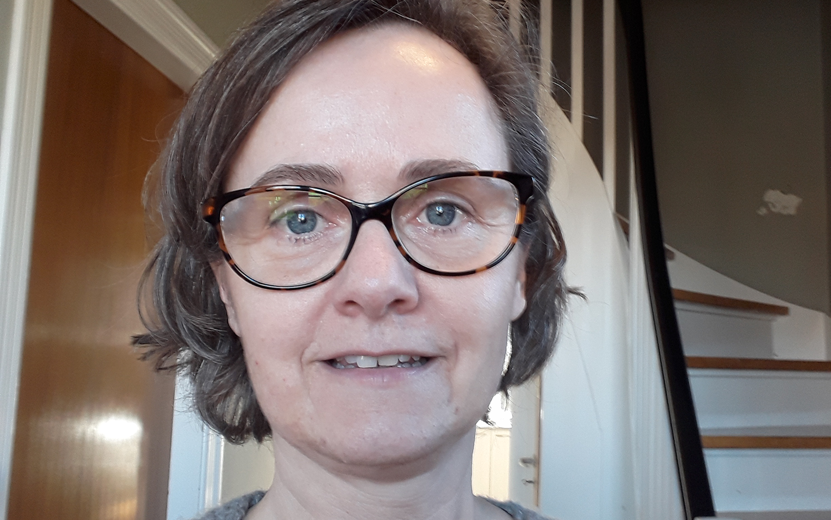 Bettina i sin entre med trappe i baggrunden