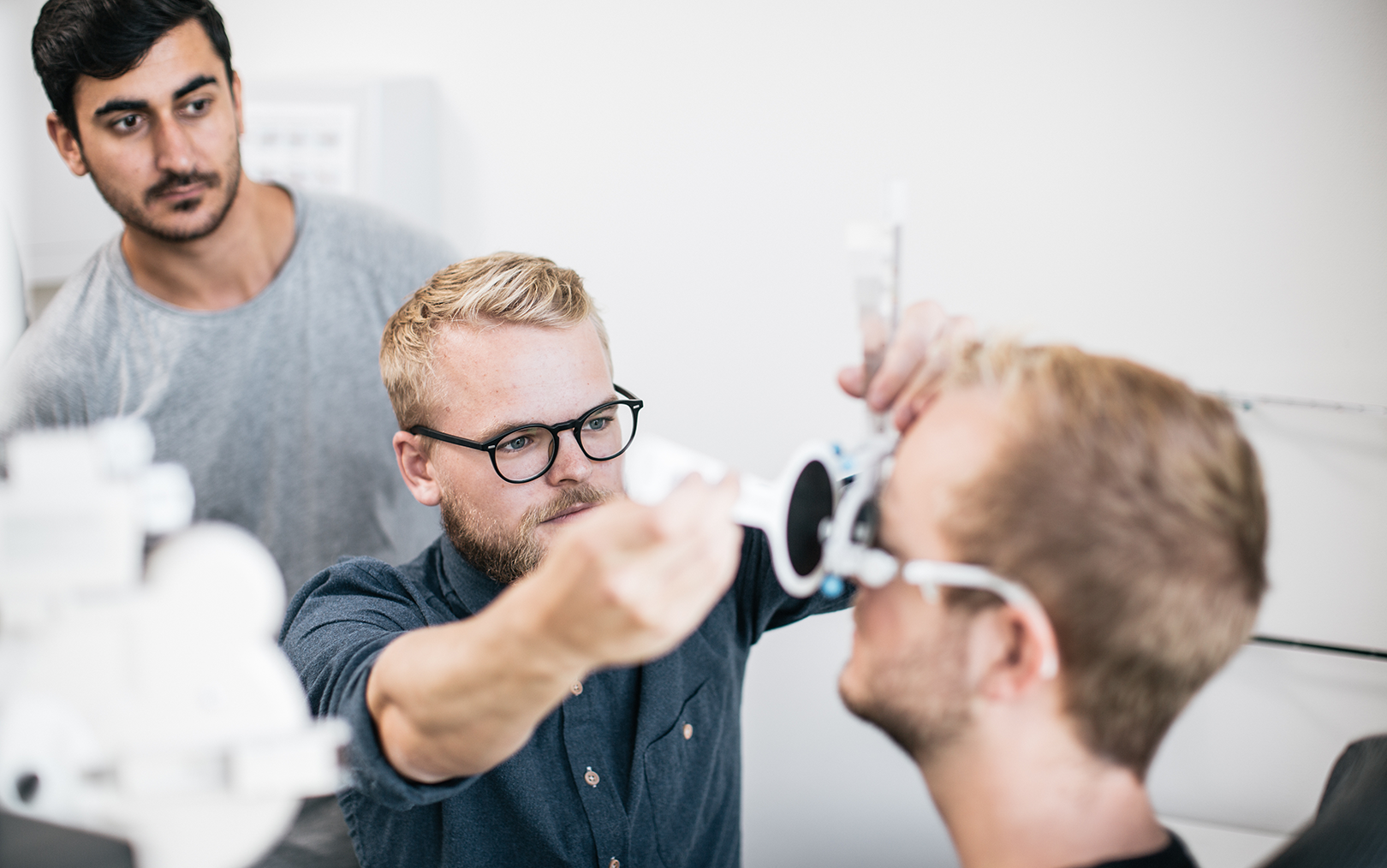 Optometriststuderende i klinikken på optikerhøjskolen på erhvervsakademi Dania