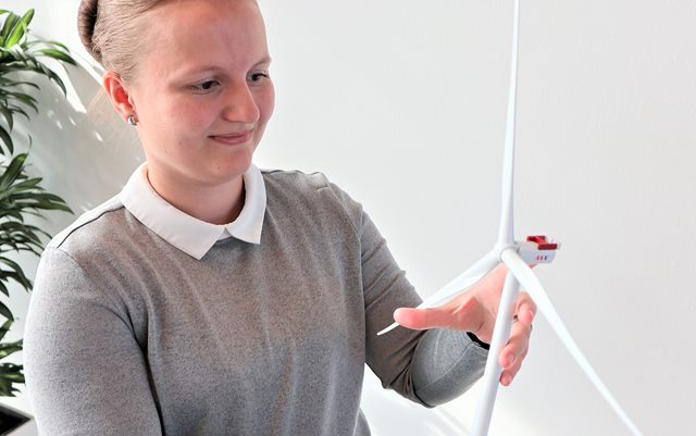 Isabella Kjær Jensen holder lille model af Vestas vindmølle