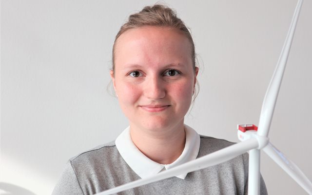 Isabella Kjær Jensen med toppen af lille model af Vestas vindmølle