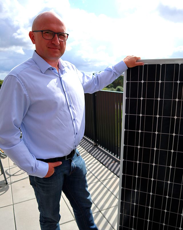 Claus Grann står med solcelle-panel