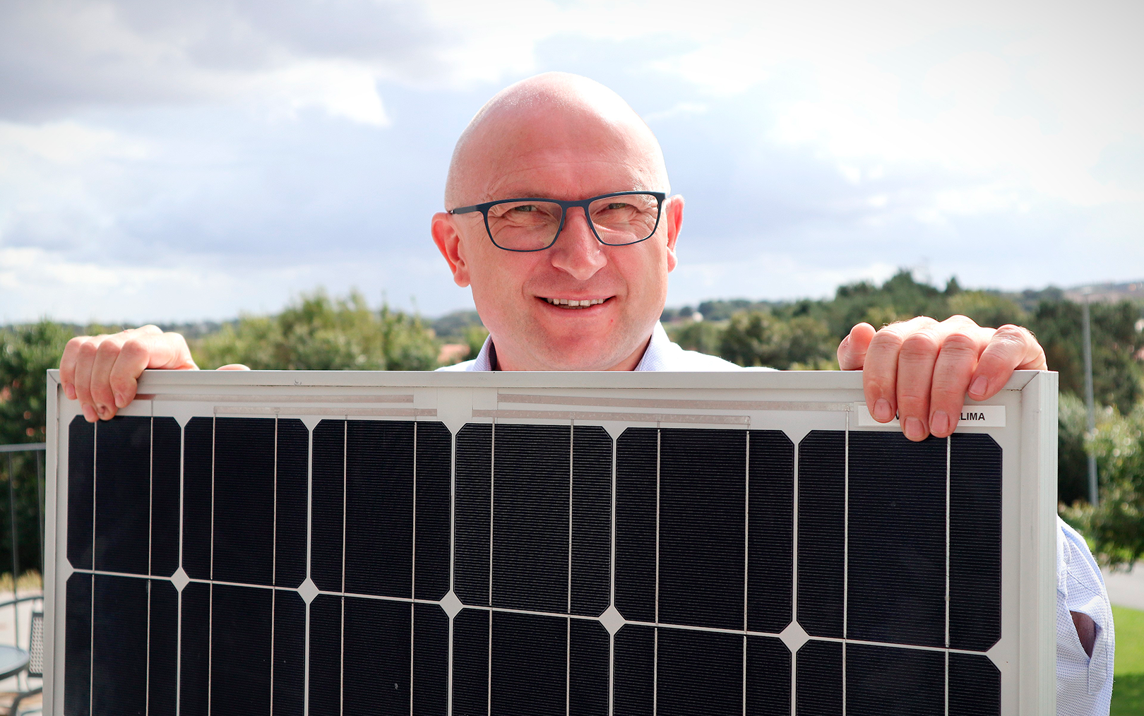 Claus Grann står bag solcelle-panel