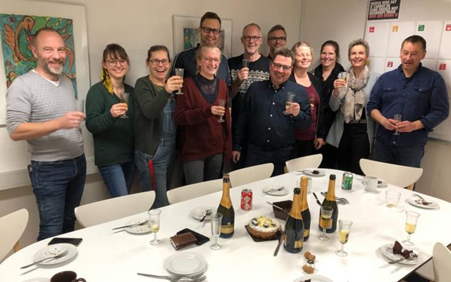Underviserne på Erhvervsakademi Dania i Skive skåler i champagne for at fejre den nye uddannelse i e-handel 