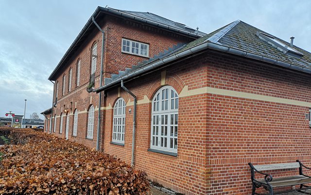 Stationsbygningen i Hammel opført i 1902. En rød murstensbygning i to plan med hvidmalede vinduer med smalle sprosser.