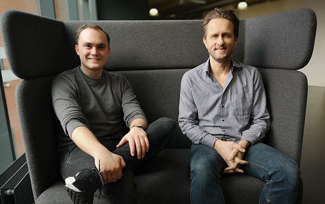 Underviserne Simon Jensen og Bjarne Taulo Sørensen sidder i en sofa og smiler til kameraet.