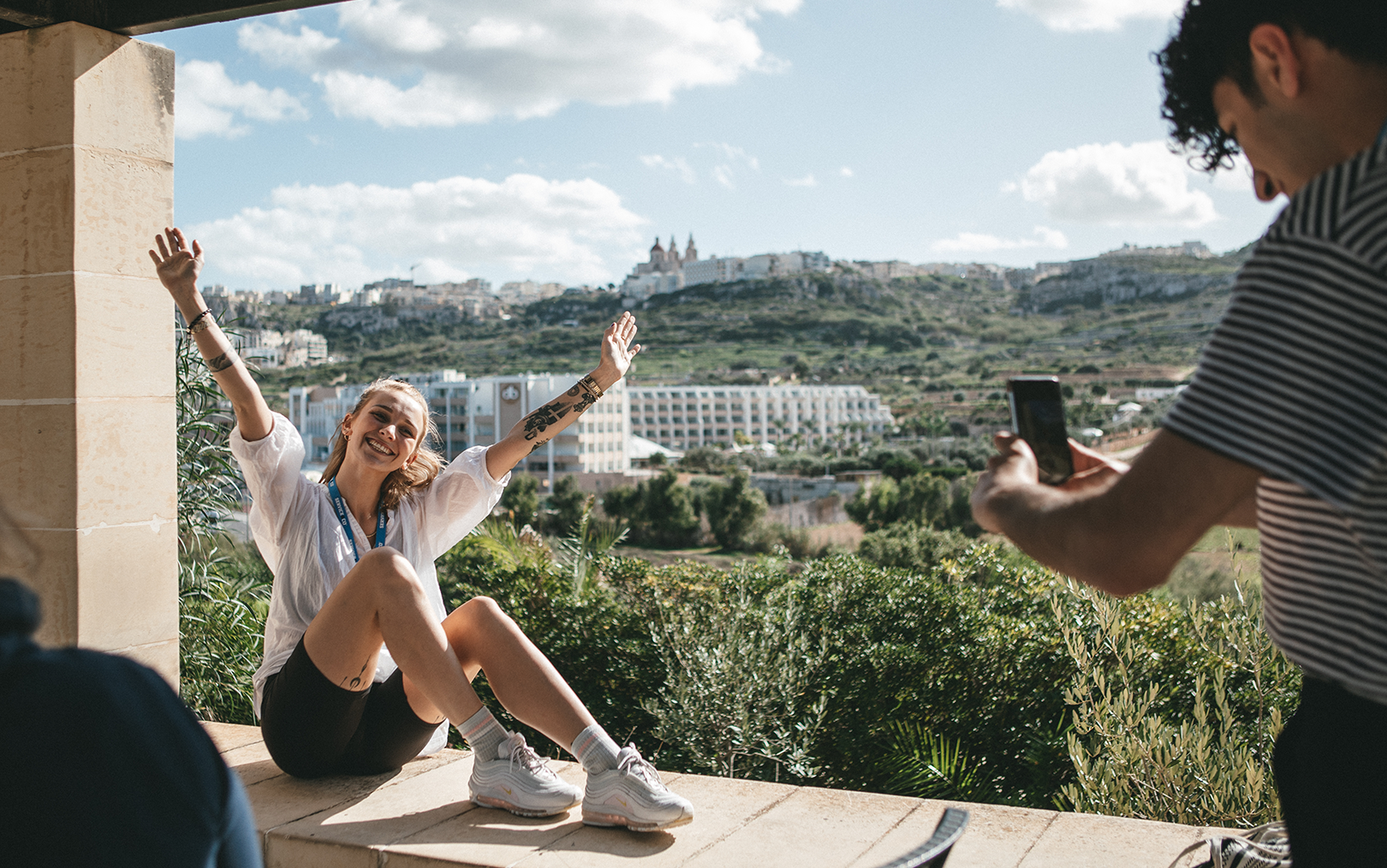 Der skal sikres feriebilleder og hænderne er over hovedet