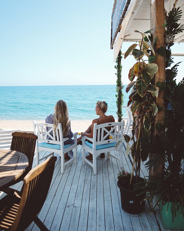 Er du glad for at rejse - så kan du nu læse i Danmark mens du er i udlandet og nyder fritiden på strandterrassen - win win