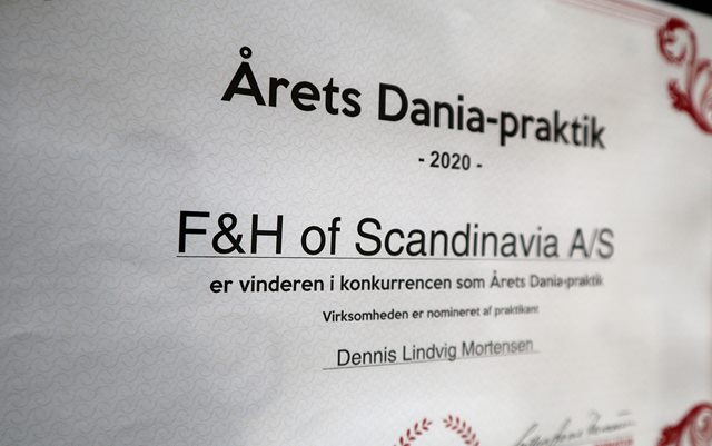 Nærbillede af et diplom med påskriften 'Årets Dania-praktik 2020, virksomhedens navn: F&H of Scandinavia samt vinderens navn: Dennis Lindvig Mortensen.