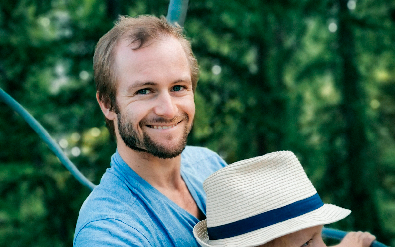 Portrætfoto af Zac Tobi Frost, som er professionel sportsudøver og ansøger til online uddannelsen til finansøkonom. Han smiler til kameraet iført en lyseblå t-shirt. 