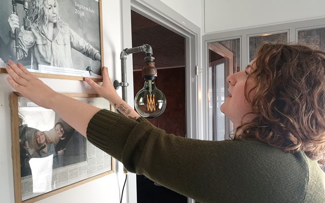 Pige med foto og lampe