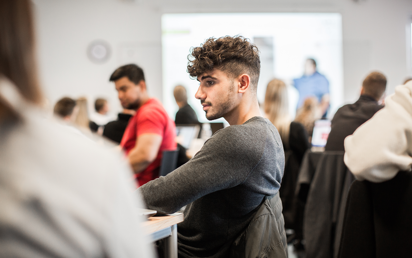 Studerende arbejder med projektledelse.