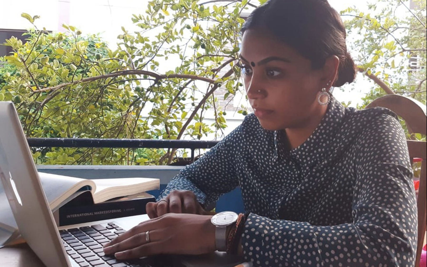 IT-studerende arbejder på et blockchain-projekt.