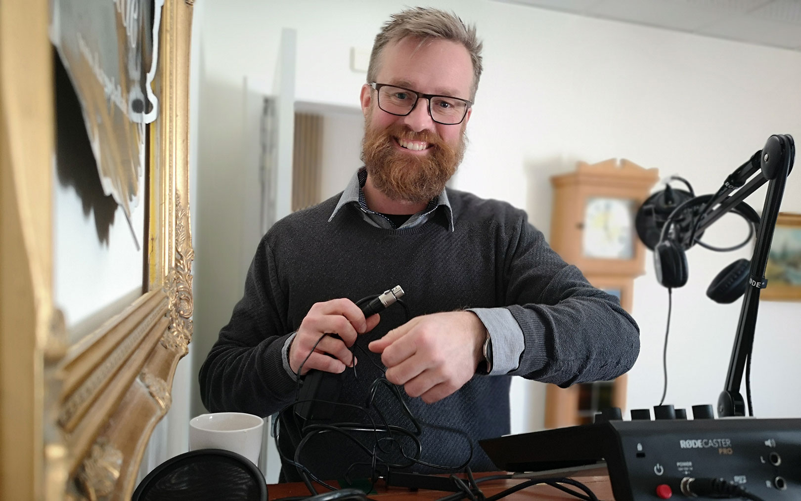 Mand med briller og radioudstyr