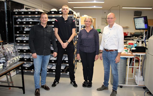 Lars Bastrup, Simon Jensen, kvindelig medarbejder ved Danotek og Ole Stabell står på række i produktionen ved Danotek. De samarbejder via et projekt på studiet til produktionsteknolog ved Erhvervsakademi Dania