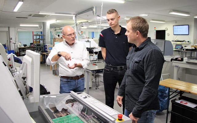 Ole Stabell forklarer om processer til de to studerende på produktionsteknolog Simon Jensen og Lars Bastrup. De går begge på Erhvervsakademi Dania og samarbejdet er en del af et studieprojekt her.
