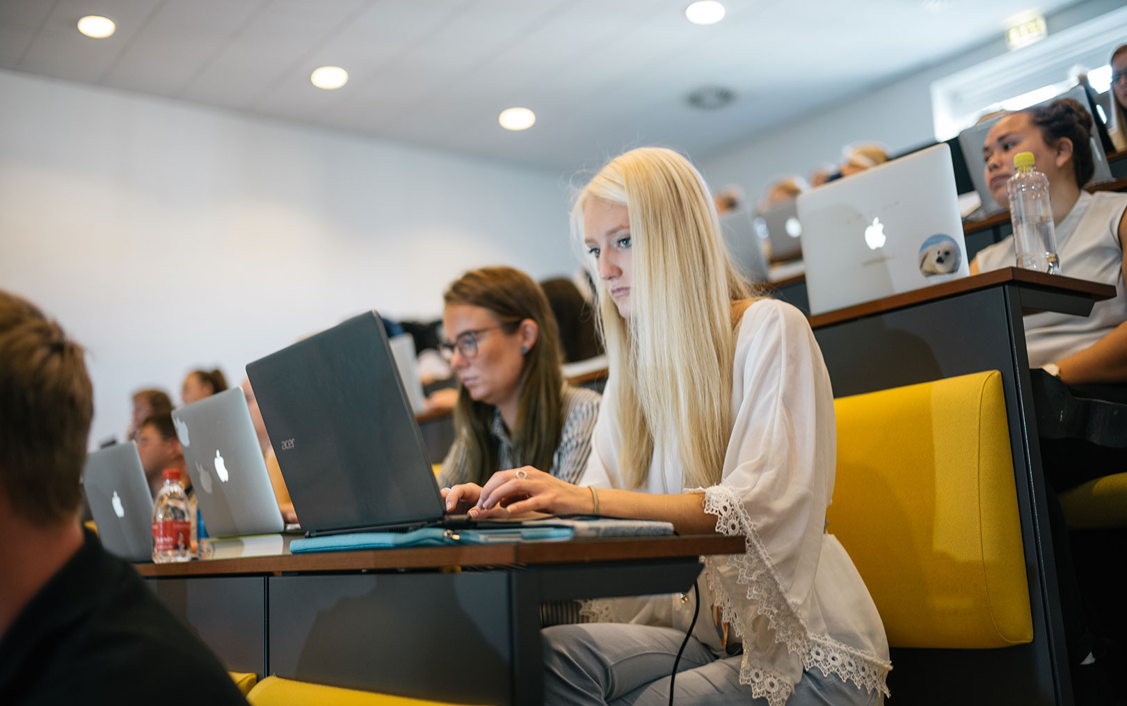 Studerende arbejder til forelæsning, men det vil være fortid med besparelser på engelsksprogede studier i Randers og Viborg