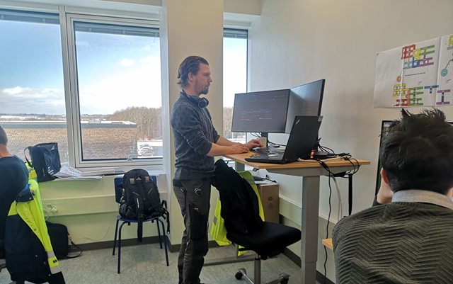 El-installatør fra Erhvervsakademi Dania Lars Krab på sit kontor, som han deler med 4 andre projektledere fra Rambøll på sygehuset