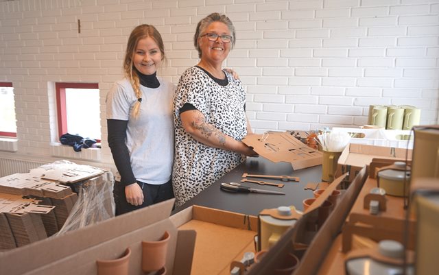 Handelsøkonom Gry Petersen med sin medarbejder, der er i gang med sit arbejde med at pakke for Dan Toy på Pakkeriet Hadsund