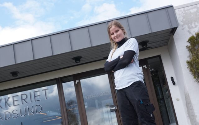 Handelsøkonom Gry Petersen foran Pakkeriet Hadsund, som hun har startet under sit studie