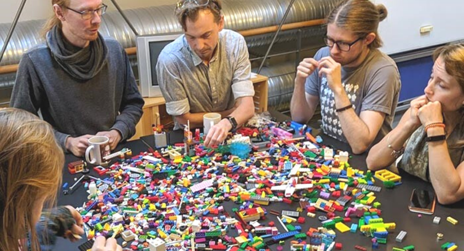 Dania medarbejdere bygger med virkelig mange LEGO klodser