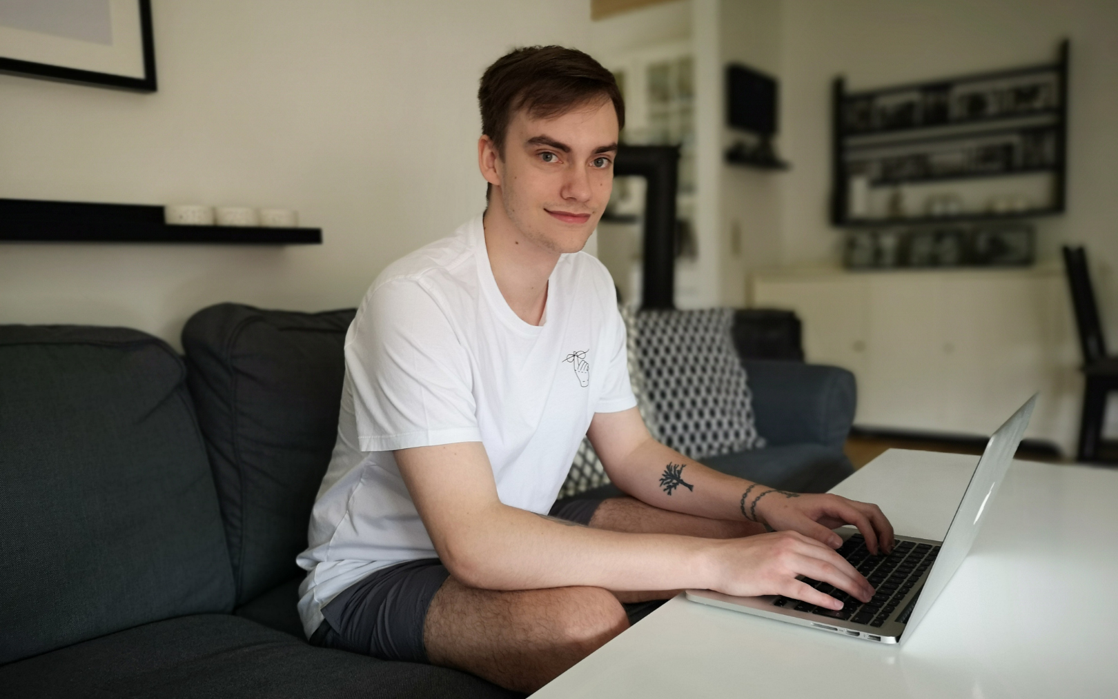 Casper sidder i sin sofa med computeren