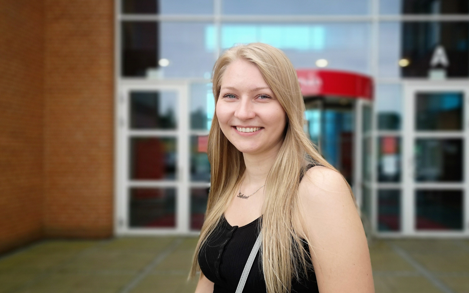 Sabrina, der har søgt ind på serviceøkonom på Dania