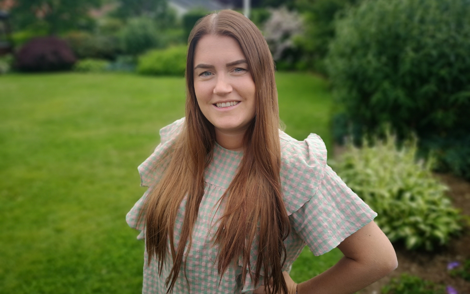 Julie Johansen bor i Riyadh med sin mand og to små børn