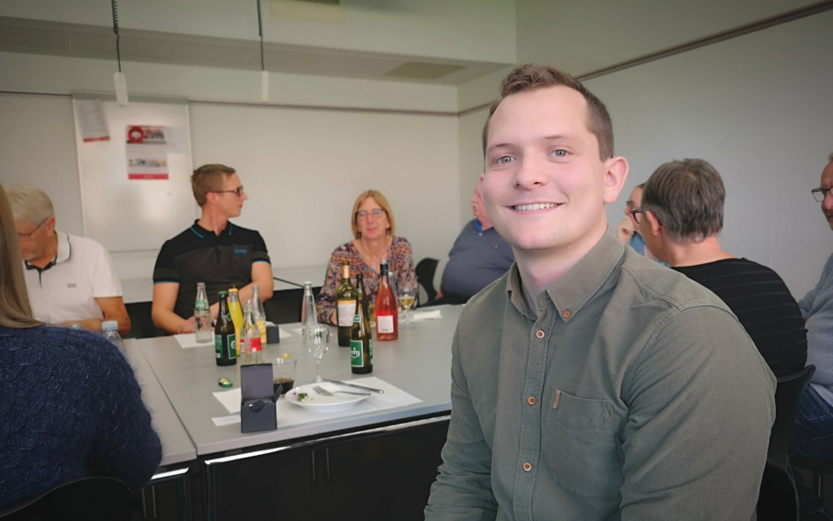 Martin Meldgaard Christensen smiler under dimissionen som el-installatør på Erhvervsakademi Dania