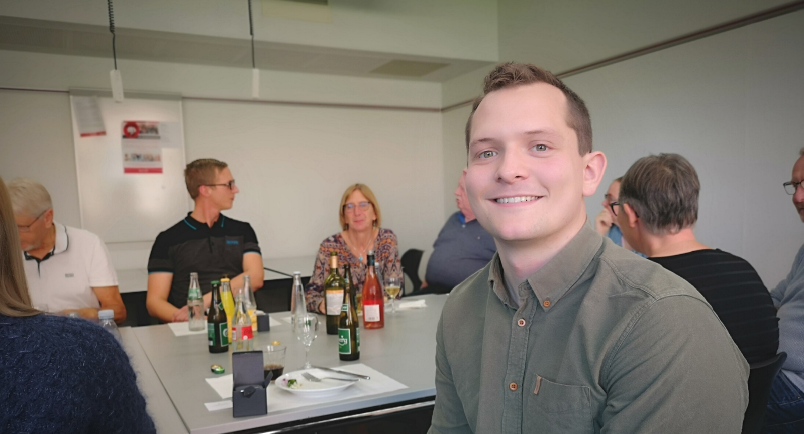 Martin Meldgaard Christensen smiler under dimissionen som el-installatør på Erhvervsakademi Dania
