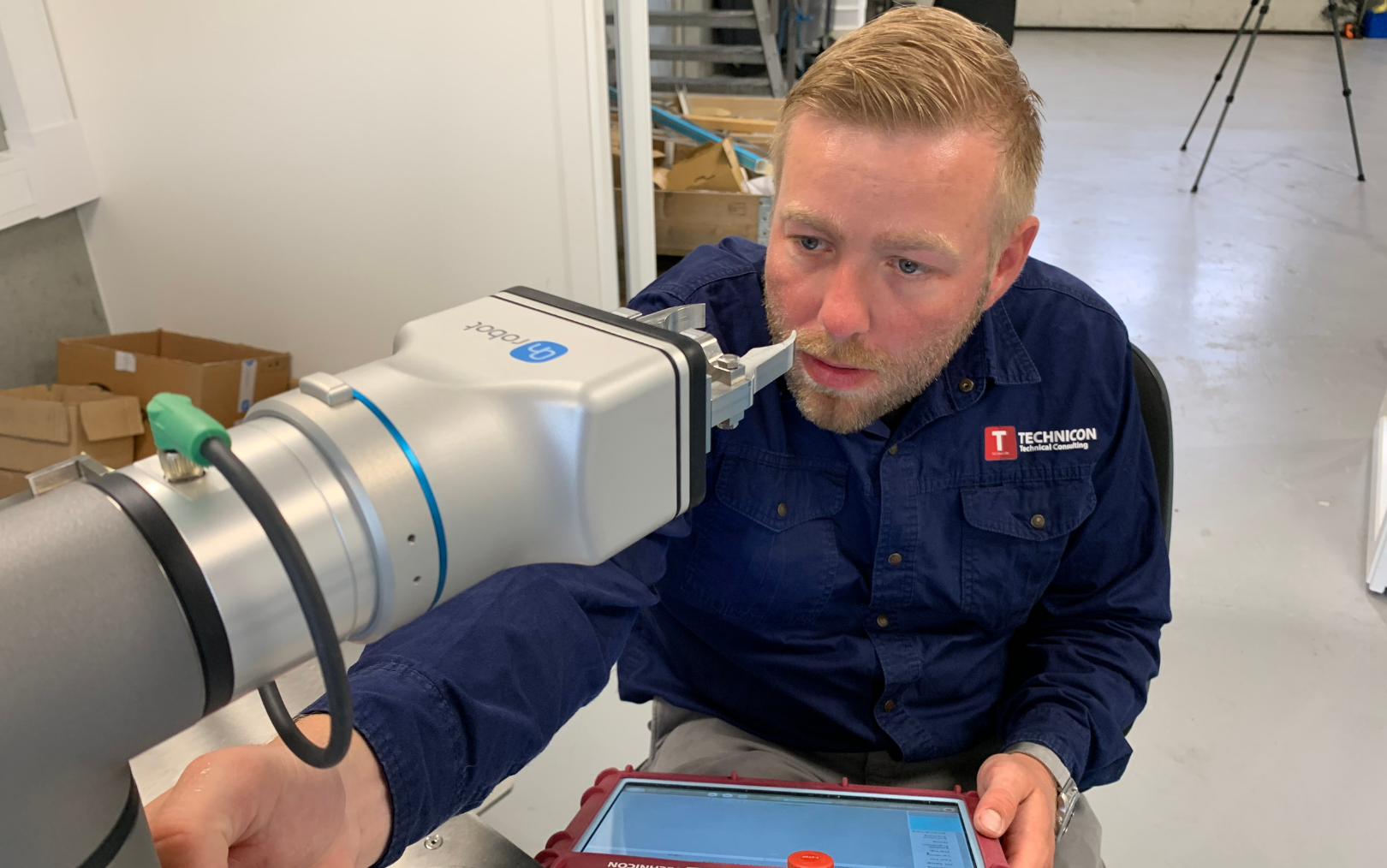 Automationsteknolog Lasse Dueholm tjekker en PLC efter