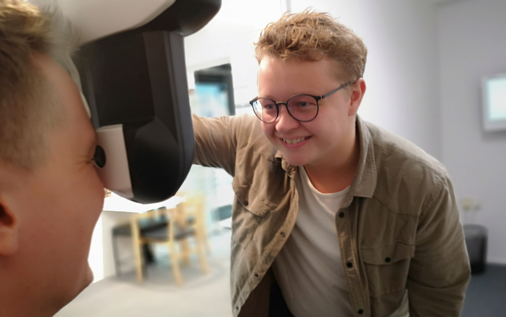 Optometri studerende Jens Munck undersøger en patient