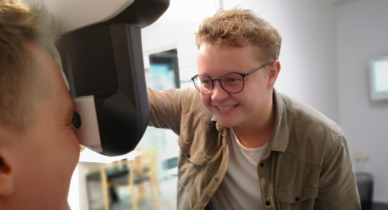 Optometri studerende Jens Munck undersøger en patient