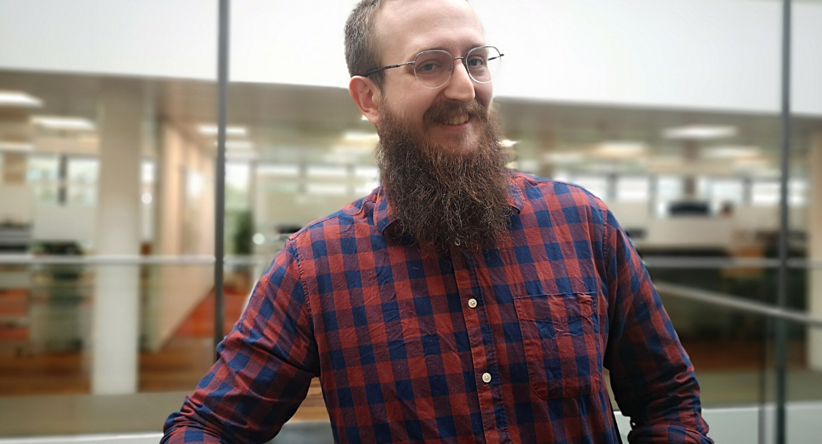 Softwareudvikler Andreas Jensen, der har læst i Grenaa på Dania Games, smiler, fordi han har fået verdens bedste job