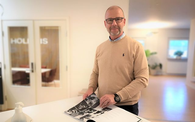 Direktør Asger Nielsen blandrer i et katalog over Holmris B8s produkter