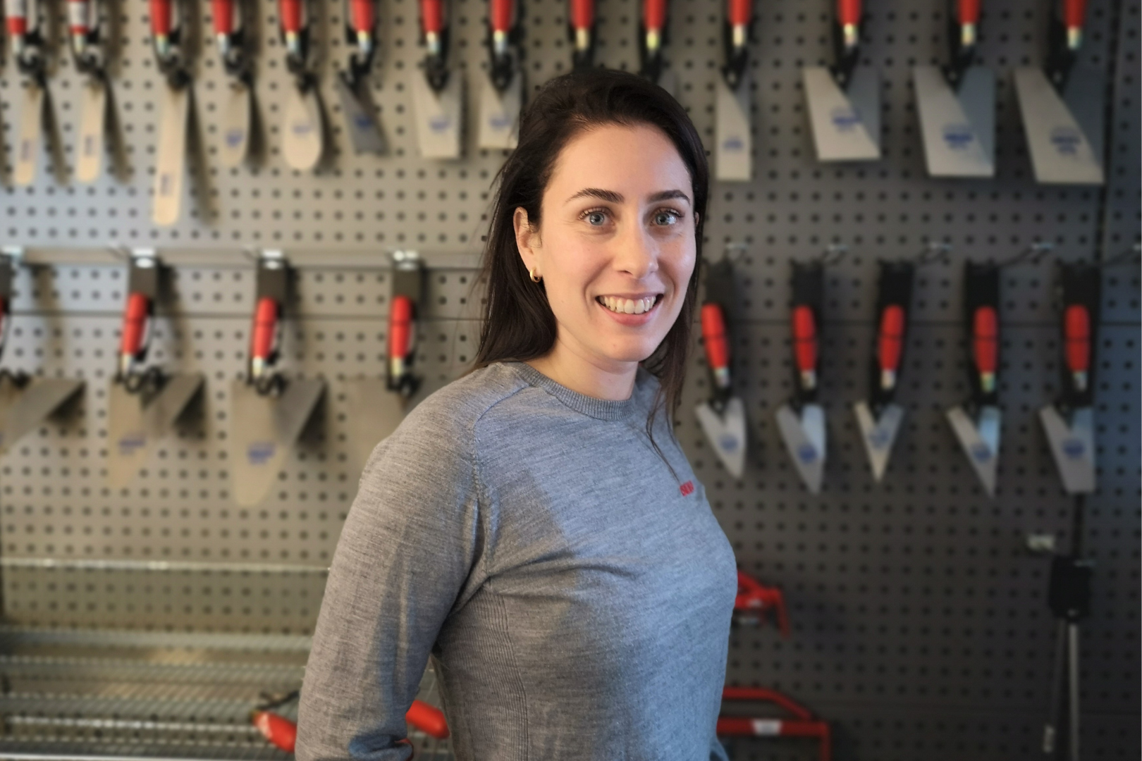 Handelsøkonom fra Erhvervsakademi Dania, Mie Augustsen, foran murerværktøj fra Eskimo