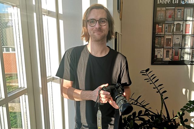 Multimediedesigner Søren Jessen med sit kamera i døren til Elværket Skive