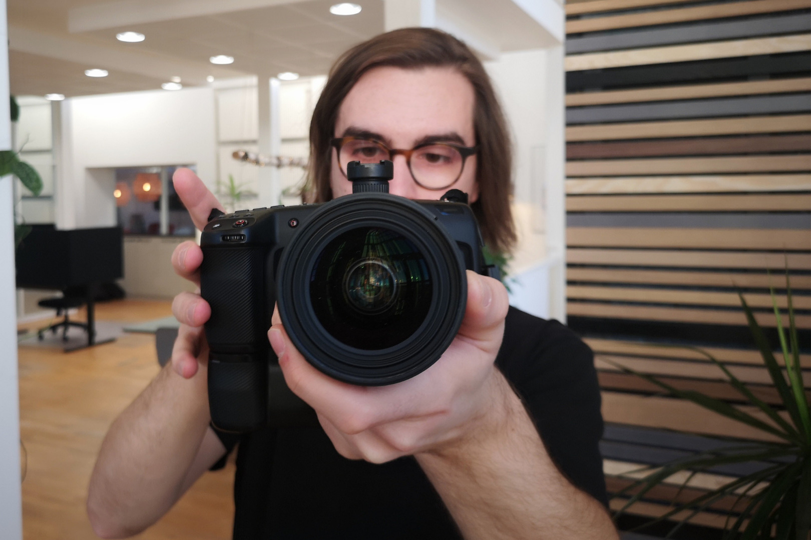 Søren Jessen peger sit kamera med sin store linse på dig