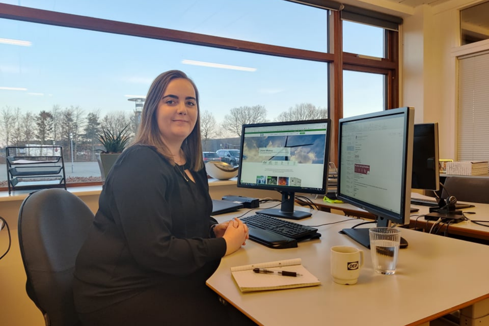 Christina Jørgensen, der har læst e-handel på erhvervsakademi dania, sidder ved sin computer på DEIF