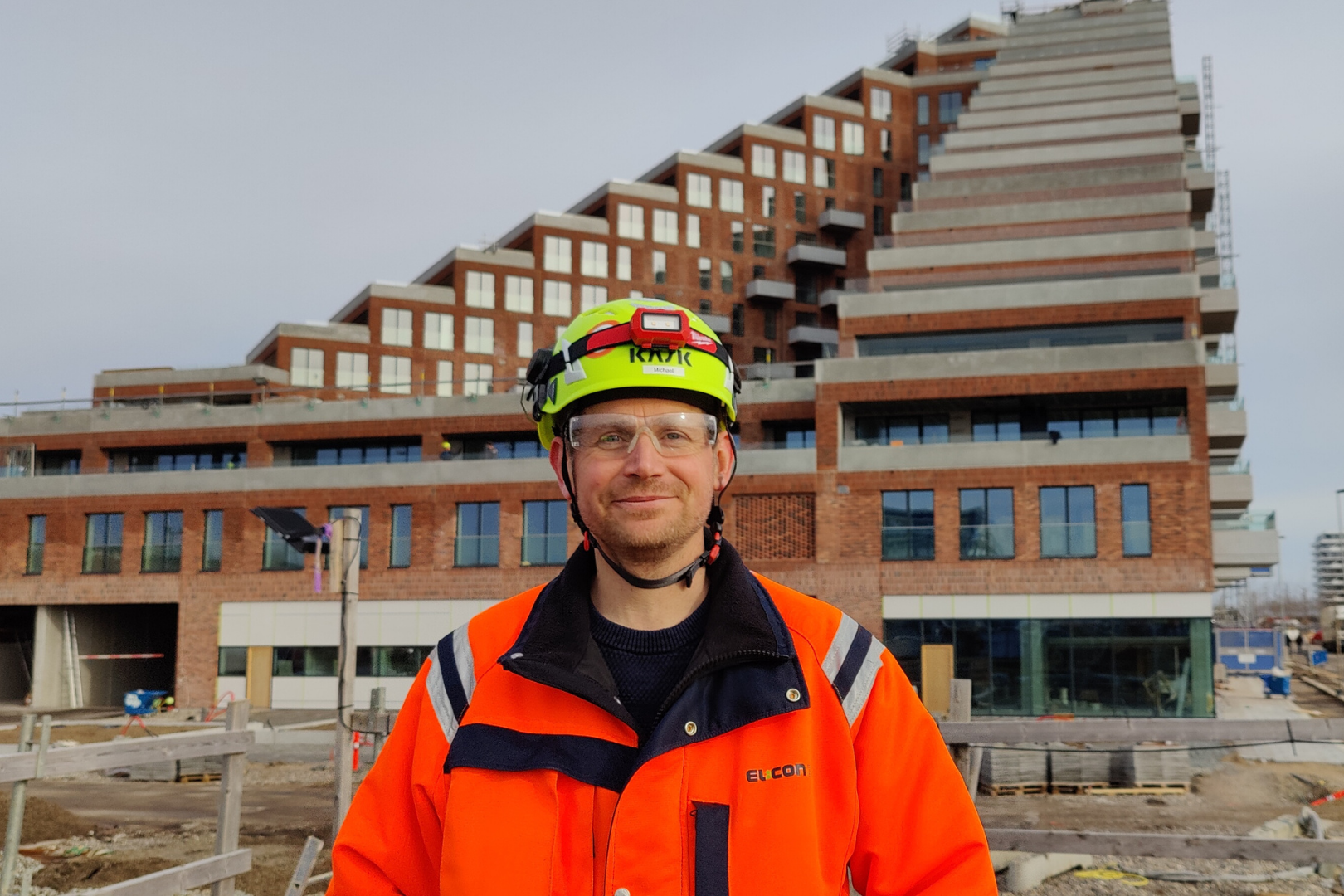 Michael Salling, el-installatør studerende på erhvervsakademi Dania, står foran byggeriet af Nicolinehus på Aarhus Ø