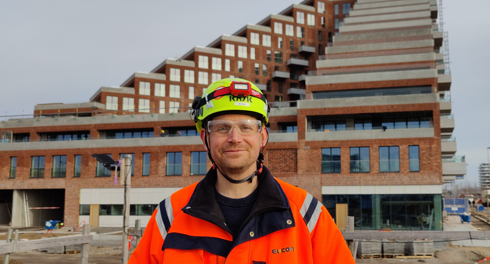 Michael Salling, el-installatør studerende på erhvervsakademi Dania, står foran byggeriet af Nicolinehus på Aarhus Ø